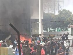 Update Demo Brebes, Kantor DPRD Brebes Dibakar dan Dirusak