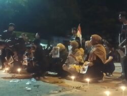 Mahasiswa Gelar Doa Bersama dan Nyalakan Lilin di depan Mapolres Brebes untuk Ojol Affan Kurniawan