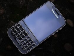 BlackBerry Kembali Hadir, Dibuat di Tiongkok, Jadi Zinwa Q25 Pro