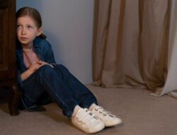 7 Sifat yang Muncul Jika Masa Kecil Kurang Dicintai
