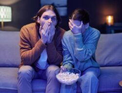 Orang Takut Sendirian Pasca-Menonton Film Horor Tunjukkan 7 Ciri Kepribadian Ini, Menurut Psikologi