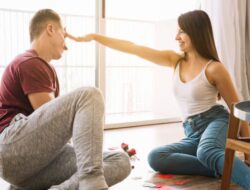 Perempuan yang Menyukai Pukulan Lembut sebagai Bentuk Cinta: 7 Sifat Unik Menurut Psikologi