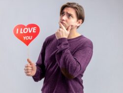 10 Perilaku Pria yang Tidak Lagi Mencintai Anda, Apakah Dia Lakukan?