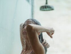 Niat dan Doa Mandi Wajib Setelah Haid, Cek di Sini!