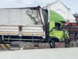 Truk Kontainer Boks Adu Banteng di Pantura Losari Brebes, Macet Hingga ke Cirebon Jabar