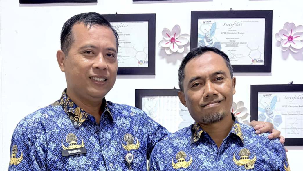 Pejabat Brebes Gebrak Meja