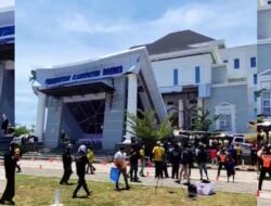 Bangunan KPT Brebes Senilai Rp110 Miliar Ambruk saat Perbaikan Atap, 3 Korban Dilarikan ke RS