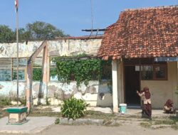 Ambruk 5 Tahun Tanpa Perbaikan, Siswa SDN Sitanggal 06 Brebes Belajar di Perpustakaan Sempit