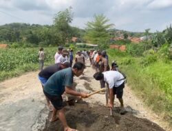 15 Tahun Jalan Kabupaten Rusak, Warga Bantarkawung Brebes Iuran Perbaiki Sendiri