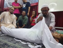 Jenazah Dibawa Motor Akibat Jalan Rusak