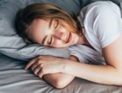 5 Manfaat Tidur dengan Sarung Bantal Sutra: Rahasia Kulit Segar, Awet Muda, dan Bebas Kerutan