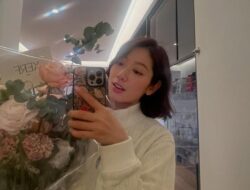 15 Ide Pose Foto Sendiri yang Membuat Medsos Lebih Estetik dari Artis Korea