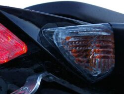 4 Penyebab Lampu Sein Motor Mati Sebelah dan Cara Mengatasinya