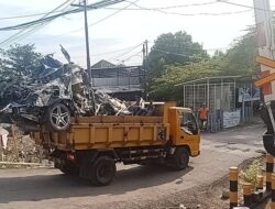 Mobil Hitam Diduga Mercedes-Benz Ditemukan di Reruntuhan Ponpes Al Khoziny, Langsung Dibawa ke Rumah Kyai