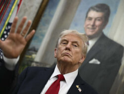 Trump Balas China, Hentikan Ekspor Suku Cadang Boeing