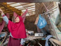 Gaji Rp350 Ribu, Guru Yuliana Bertahan di Gubuk Roboh Tanpa Bantuan Pemerintah