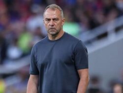 Hansi Flick Tak Hadir di El Clásico Usai Dikartu Merah Saat Lawan Girona