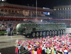 Momen Kim Jong Un Pamerkan Rudal Hwasong-20 yang Bisa Menjangkau AS