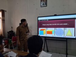 Siswa SLB Kini Semangat Belajar dengan Papan Interaktif