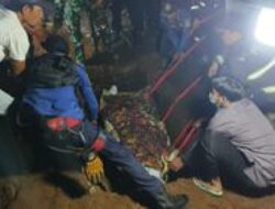 Damkar Kuningan Bantu Evakuasi Jenazah Obesitas 200 Kg di Pesing