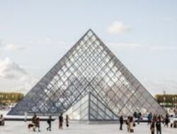 Dua Pelaku Pencurian Permata Mahkota Louvre Ditangkap