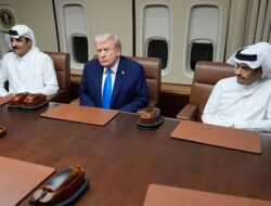 Pertemuan Singkat Trump dan Emir Qatar di Pesawat Kepresidenan saat Isi BBM di Doha