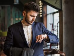 Orang yang Lebih Memilih Jam Tangan daripada Handphone Punya 7 Ciri Ini
