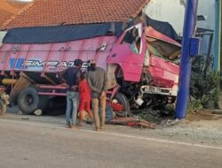 Truk Engkel Tabrak Tiang Reklame di Pantura Bulakamba Brebes, Sopir Meninggal Kernet Terluka