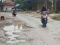 Warga Keluhkan Jalan Rusak Penghubung Pengabean-Limbangan Losari Brebes