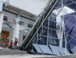 Sebulan Digaris Polisi, Atap Teras KPT Brebes Ambruk Mulai Dibongkar Total