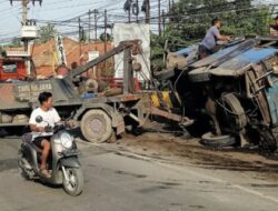 Truk Boks Tabrak Elf di Patura Pejagan Brebes, 12 Penumpang Terluka