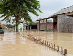 Pemutusan Jalan Lintas Akibat Hujan Deras, Banjir Rendam Puluhan Rumah
