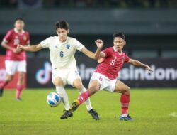 Pertandingan Seru Victor Dethan vs Arkhan Fikri di Laga PSM vs Arema FC