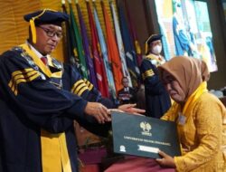 Tangis Yai Mim Pecah, Mahasiswa Tak Berani Masuk Kelas Karena Tuduhan Pelecehan