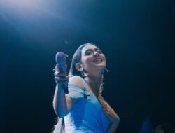 Raisa Nyanyikan ‘Mantan Terindah’ di Panggung, Curhat Patah Hati