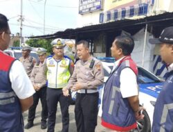 Polantas Brebes Menyapa Petugas Tol Jelang Libur Natal dan Tahun Baru