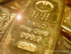 Harga emas jatuh setelah rekor, investor ambil untung