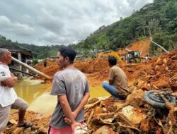 10 Hari Menunggu Jasad Suami di Puing Longsor