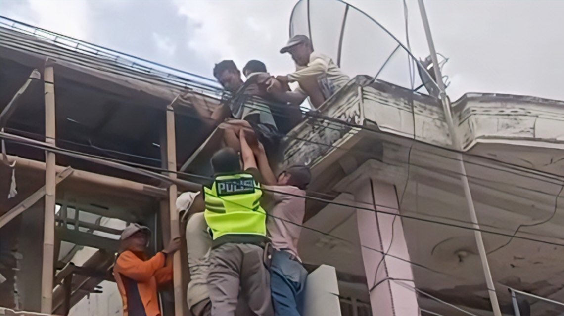 Pekerja Bangunan Tersengat Listrik