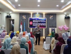 Emak-emak Diberi Pelatihan Tertib Berlalu Lintas oleh Polantas Brebes