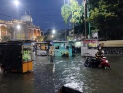 Diguyur Hujan 1 Jam Alun-alun Brebes Banjir, Pedagang Terpaksa Tutup Lapak dan Banyak Motor Mogok
