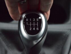 Mitos atau Fakta: Mobil Manual Lebih Hemat Bahan Bakar