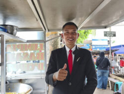 Gaya Unik Penjual Lumpia Basah Dago Bandung: Pakai Jas, Tampil Seperti Paspampres