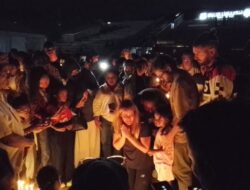 Istri Pelatih Valencia Menangis Saat 1000 Lilin Dinyalakan, Suami dan Dua Anaknya Hilang Di Labuan Bajo
