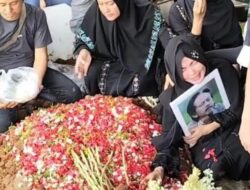 Bersimpuh di Hujan, Karina Ranau Curhat Rindu Setelah Satu Bulan Ditinggal Epy Kusnandar
