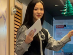Jisoo BLACKPINK Rayakan Ulang Tahun dengan Fans di Hot Pot Mewah
