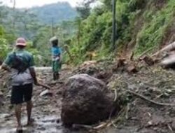 Longsor Jepara Hancurkan Jalan dan Jembatan, Warga Cari Jalur Alternatif