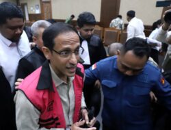 Momen Nadiem Makarim Berdiskusi dengan Ira Puspadewi di PN Tipikor
