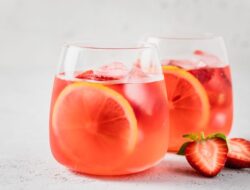 Mengapa Gelas Mocktail Perlu Direndam Es? Ini Penjelasan Bartender