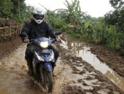 Tiap Tahun Dilewati Pejabat, Jalan ke Kampung Adat Jalawastu Brebes Rusak Parah dan Berlumpur